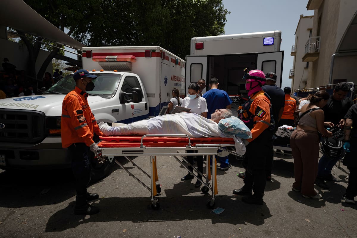 AME4867. CATIA LA MAR (VENEZUELA), 26/06/2026.- Una persona recibe asistencia medica este viernes, en Catia La Mar (Venezuela). Familiares recorren distintos hospitales para intentar ubicar a sus parientes heridos o fallecidos tras los terremotos de 7,2 y 7,5 registrados la tarde del miércoles y que ha dejado, hasta el momento, un saldo de 920 personas muertas. EFE/ Ronald Peña R