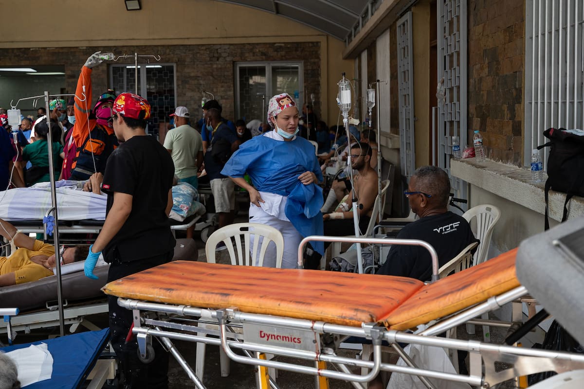 AME4867. CATIA LA MAR (VENEZUELA), 26/06/2026.- Personas reciben asistencia medica este viernes, en Catia La Mar (Venezuela). Familiares recorren distintos hospitales para intentar ubicar a sus parientes heridos o fallecidos tras los terremotos de 7,2 y 7,5 registrados la tarde del miércoles y que ha dejado, hasta el momento, un saldo de 920 personas muertas. EFE/ Ronald Peña R