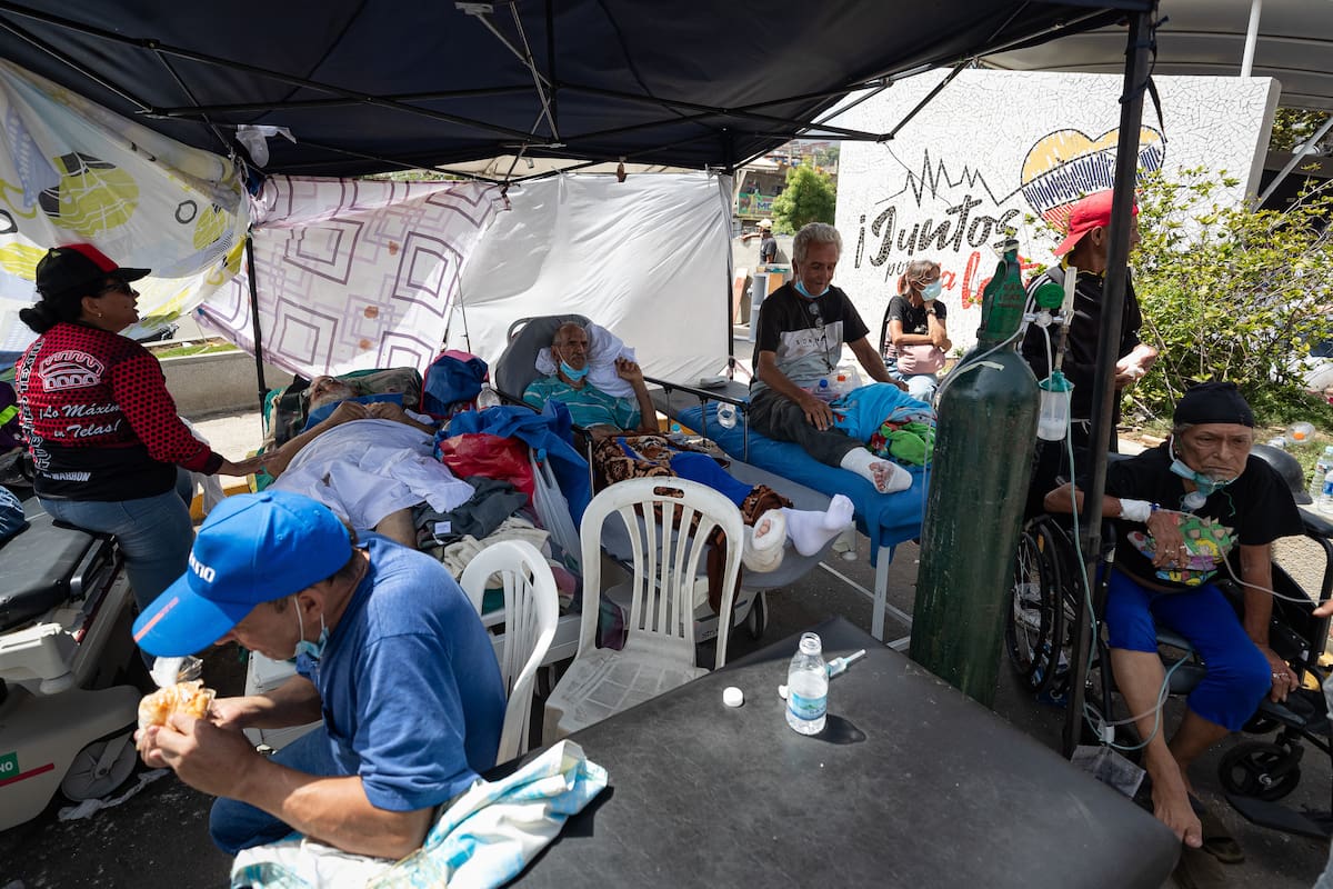 AME4867. CATIA LA MAR (VENEZUELA), 26/06/2026.- Personas reciben asistencia medica este viernes, en Catia La Mar (Venezuela). Familiares recorren distintos hospitales para intentar ubicar a sus parientes heridos o fallecidos tras los terremotos de 7,2 y 7,5 registrados la tarde del miércoles y que ha dejado, hasta el momento, un saldo de 920 personas muertas. EFE/ Ronald Peña R