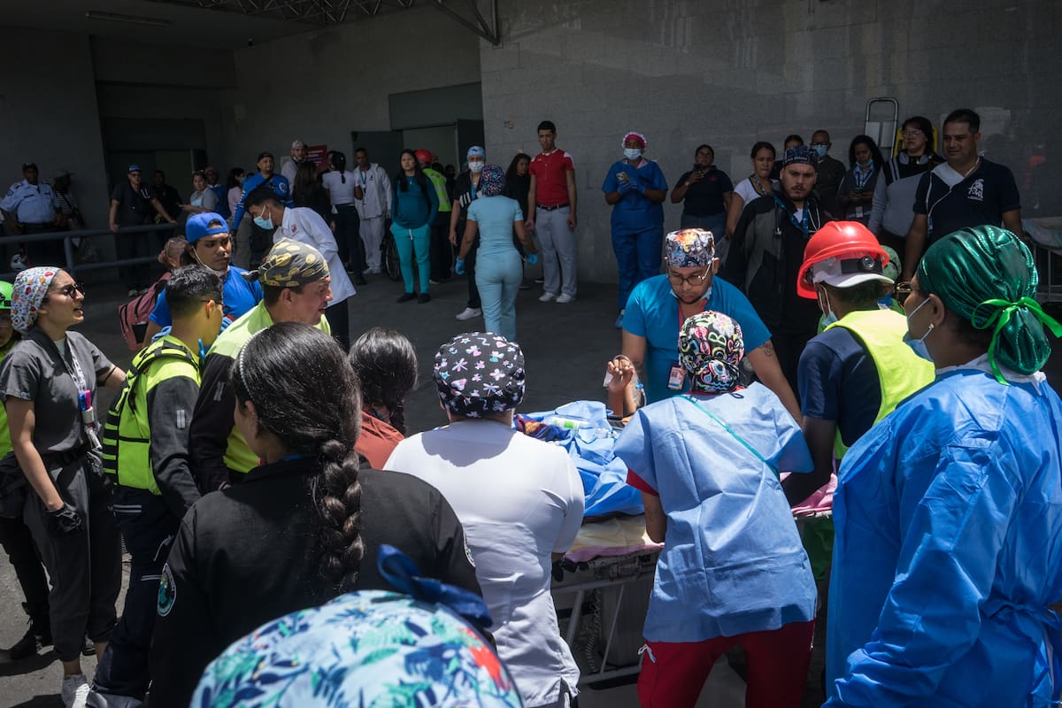 AME4889. CARACAS (VENEZUELA), 26/06/2026.- Personas reciben atención medica este viernes, en el hospital Domingo Luciani de Petare de Caracas (Venezuela). Familiares recorren distintos hospitales para intentar ubicar a sus parientes heridos o fallecidos tras los terremotos de 7,2 y 7,5 registrados la tarde del miércoles y que han dejado, hasta el momento, 920 personas muertas. EFE/ Boris Vergara