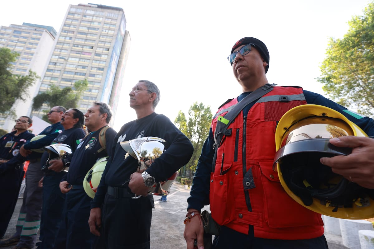 MEX3125. CIUDAD DE MÉXICO (MÉXICO), 19/09/2026.- Familiares y grupos de rescatistas asisten este sábado a una misa solemne en memoria a las victimas afectadas por los sismos de 1985 y 2017 en la zona de Tlatelolco en Ciudad de México (México). EFE/Mario Guzmán