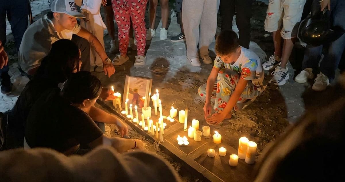 Familiares y amigos de Juan Sebastián Vela realizaron una velatón en el lugar donde perdió la vida, para recordarlo y despedirlo.