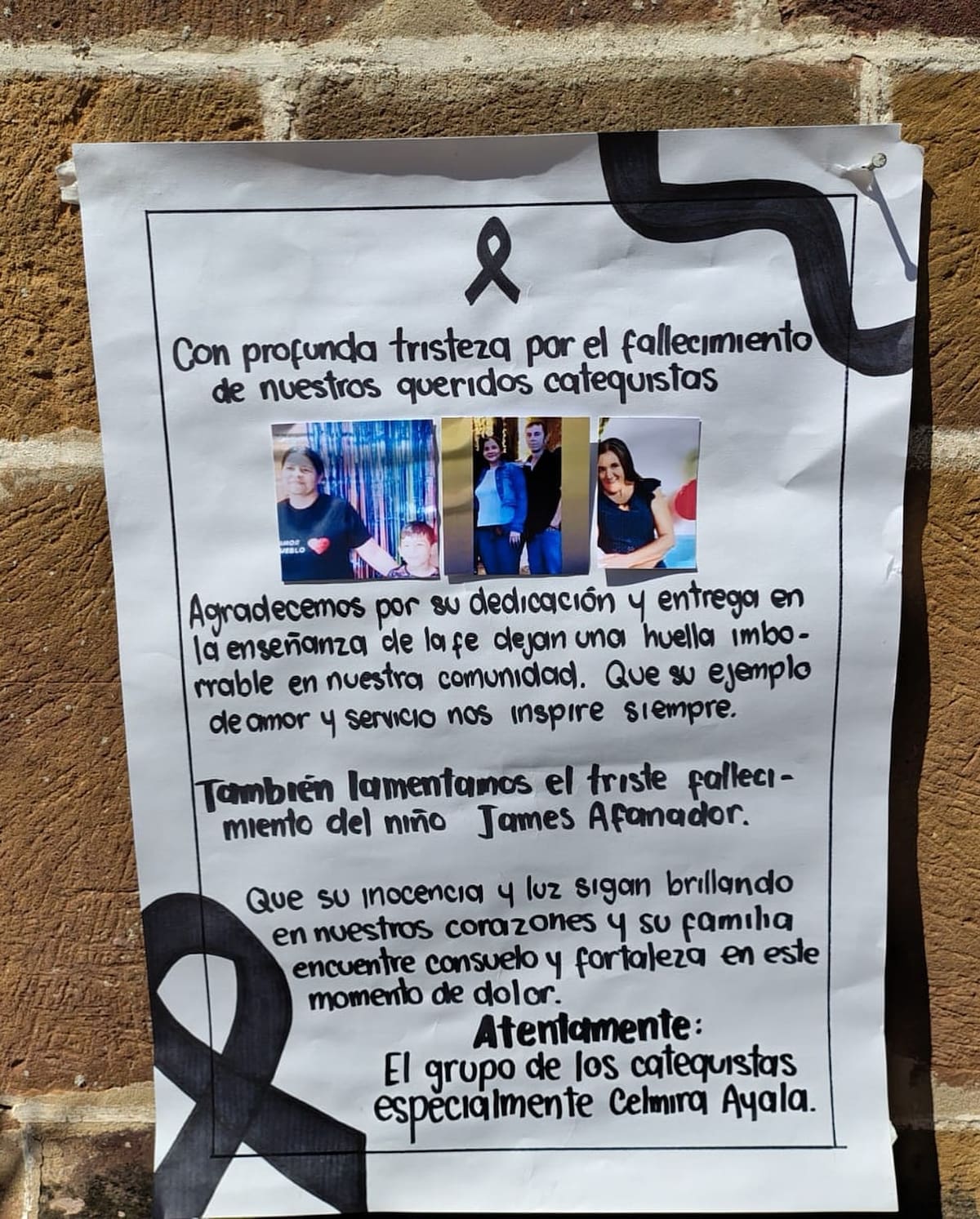 Familiares y amigos recordaron con sentidas palabras a sus seres queridos durante la ceremonia.