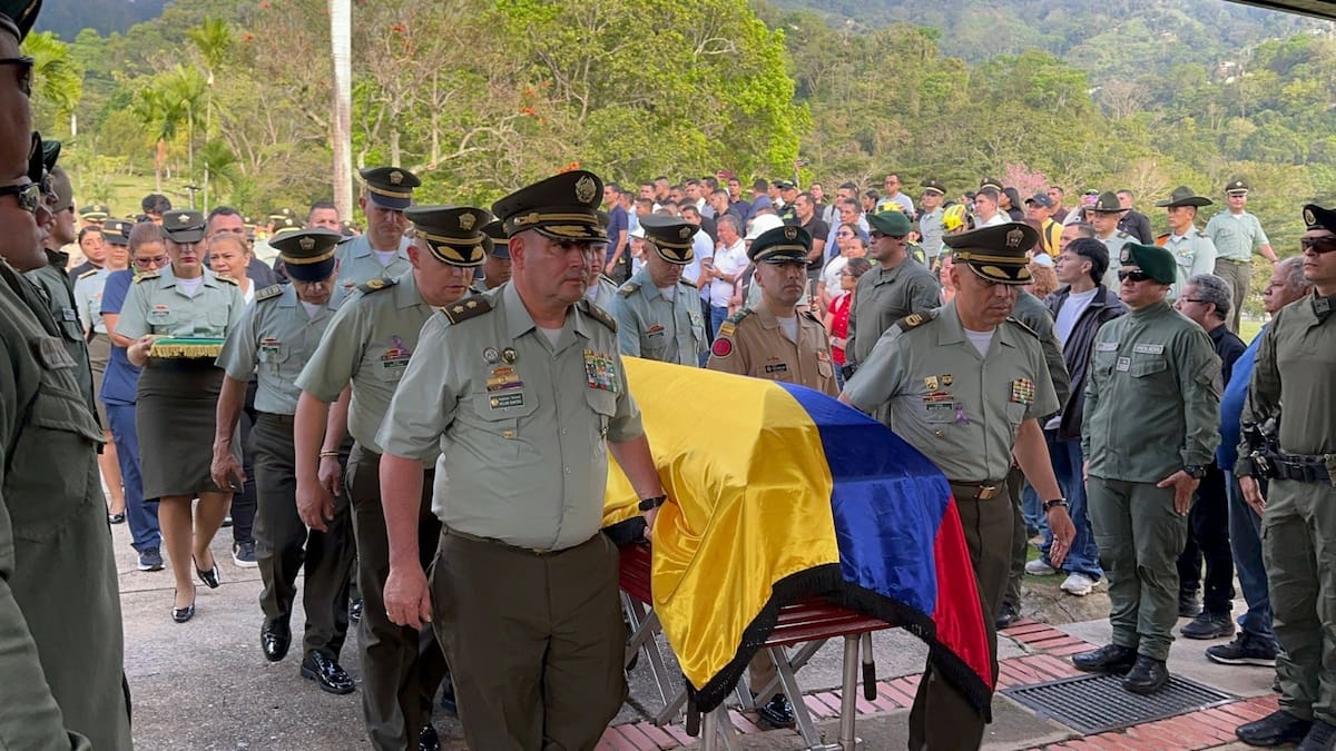 Familiares y policías dieron el último adiós al intendente Fredy Leal Briceño en Bucaramanga.