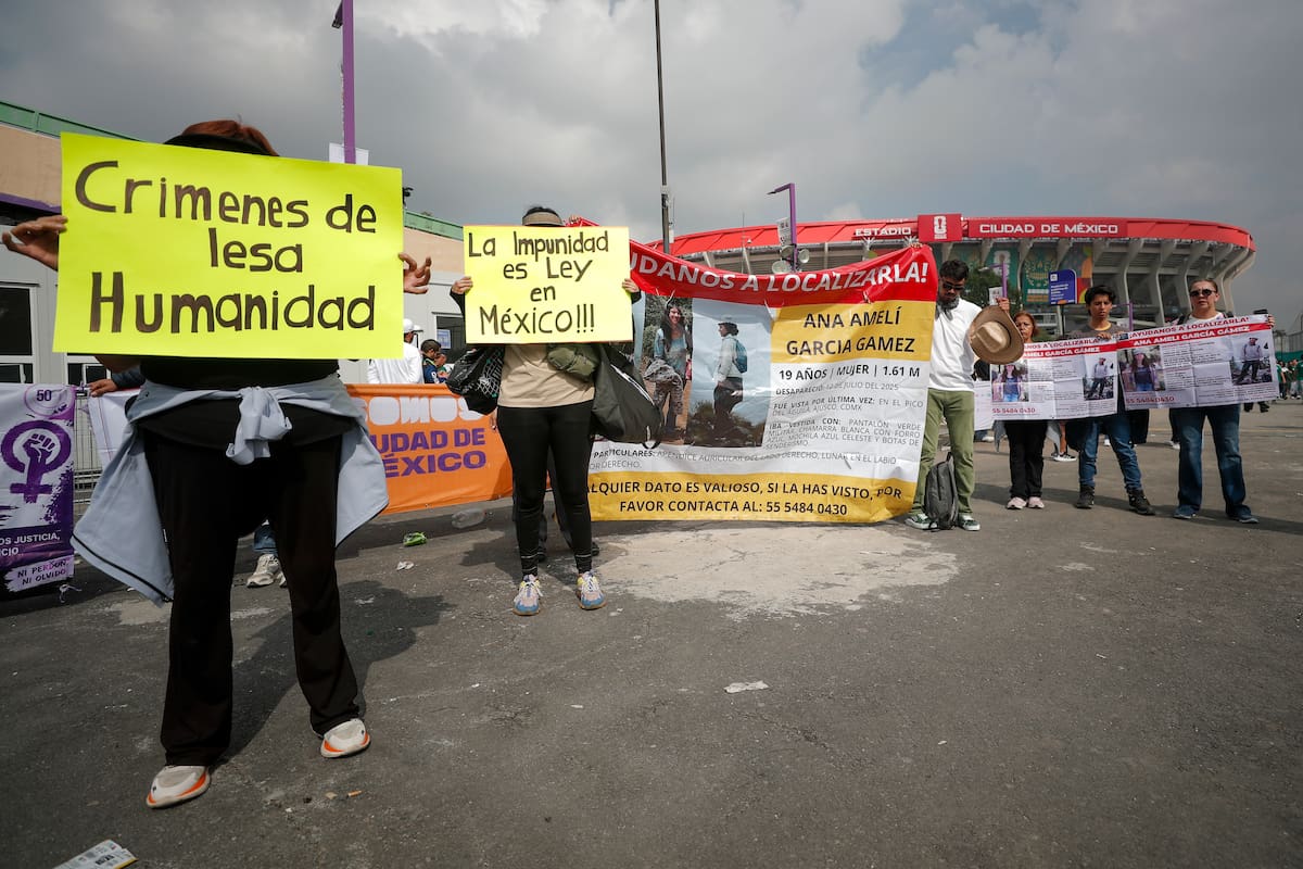 MEX5578. CIUDAD DE MÉXICO (MÉXICO), 11/06/2026.- Familiares y amigos de personas desaparecidas se manifiestan este jueves, previo a la inauguración del Mundial de la FIFA 2026 en el estadio Ciudad de México (México). EFE/Isaac Esquivel