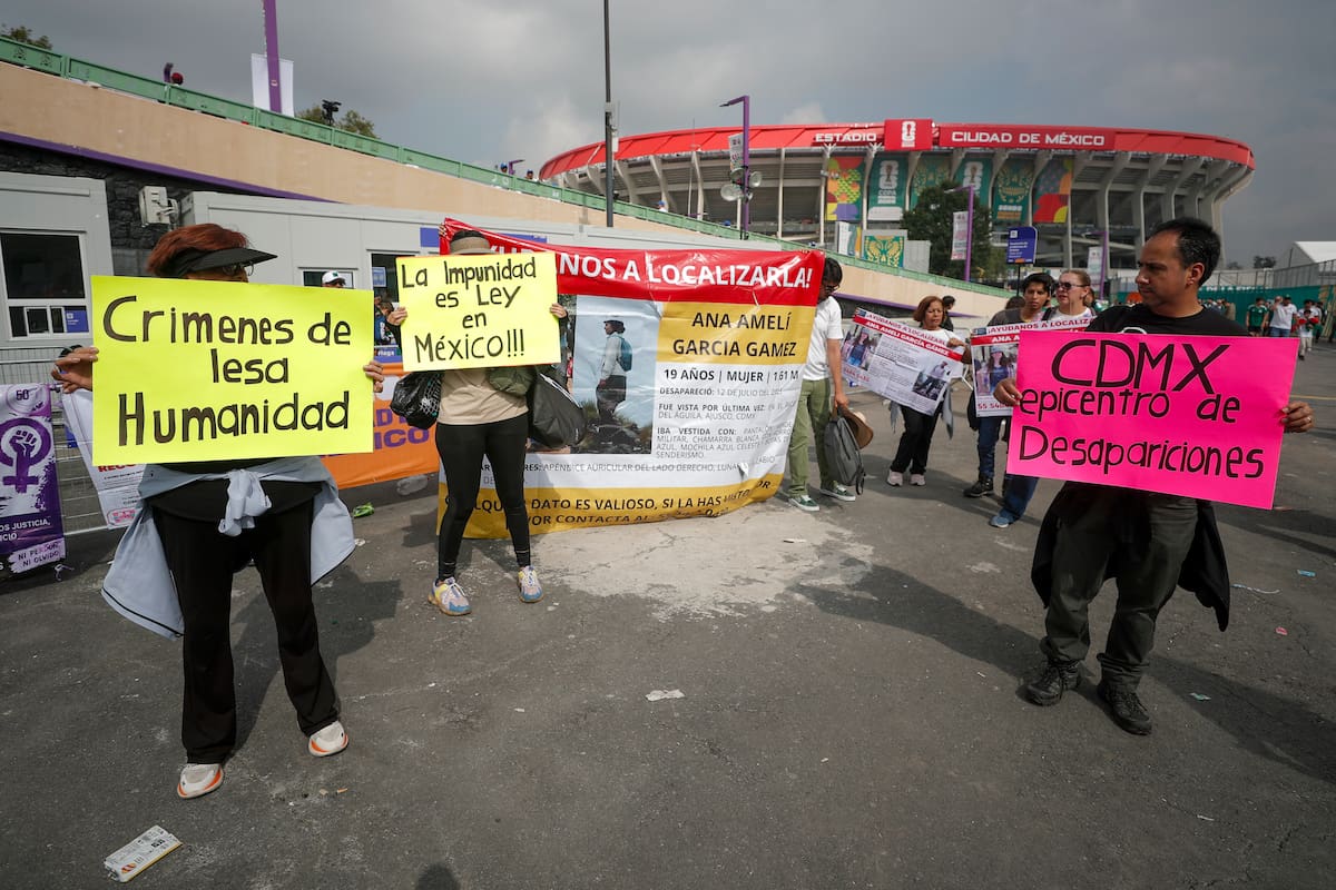 MEX5578. CIUDAD DE MÉXICO (MÉXICO), 11/06/2026.- Familiares y amigos de personas desaparecidas se manifiestan este jueves, previo a la inauguración del Mundial de la FIFA 2026 en el estadio Ciudad de México (México). EFE/Isaac Esquivel