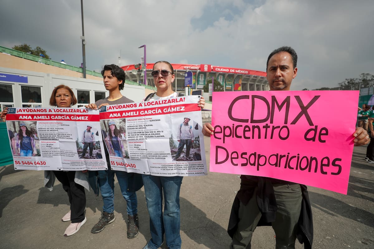 MEX5578. CIUDAD DE MÉXICO (MÉXICO), 11/06/2026.- Familiares y amigos de personas desaparecidas se manifiestan este jueves, previo a la inauguración del Mundial de la FIFA 2026 en el estadio Ciudad de México (México). EFE/Isaac Esquivel