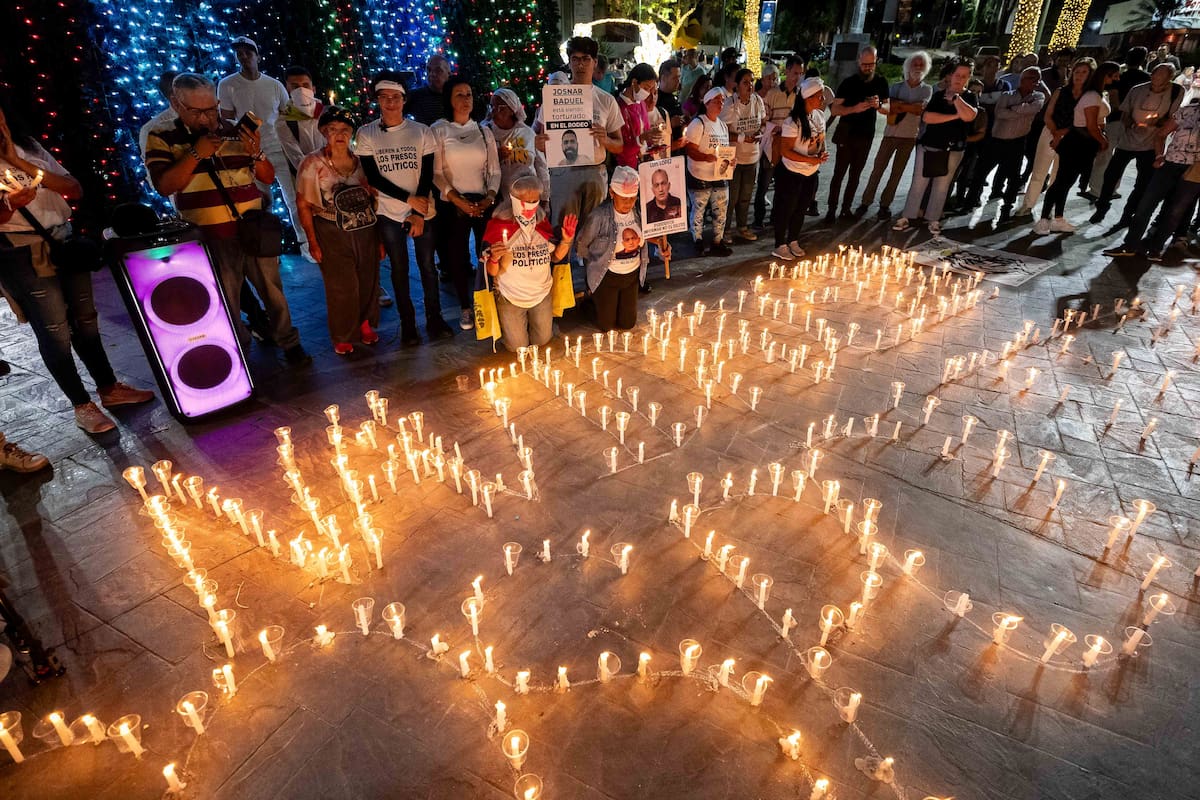 Un grupo de personas asisten a una vigilia este domingo, en Caracas (Venezuela). Familiares y amigos de los considerados "presos políticos", acompañados de activistas y otros ciudadanos, llevaron a cabo una vigilia en una plaza de Caracas para exigir la liberación de estos detenidos, así como el "cese de la represión" en el país. EFE/ Ronald Peña