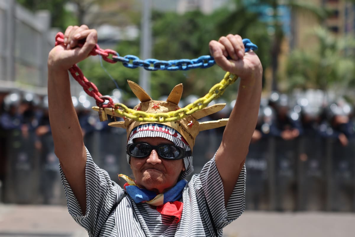 AME6630. CARACAS (VENEZUELA), 11/09/2026.- Una mujer participa en una manifestación este viernes, en Caracas (Venezuela). Decenas de familiares de presos políticos protestaron para exigir a la presidenta encargada del país, Delcy Rodríguez, más liberaciones y respuestas a las denuncias de violaciones a los derechos humanos que, aseguran, no han sido investigadas. EFE/ Miguel Gutiérrez