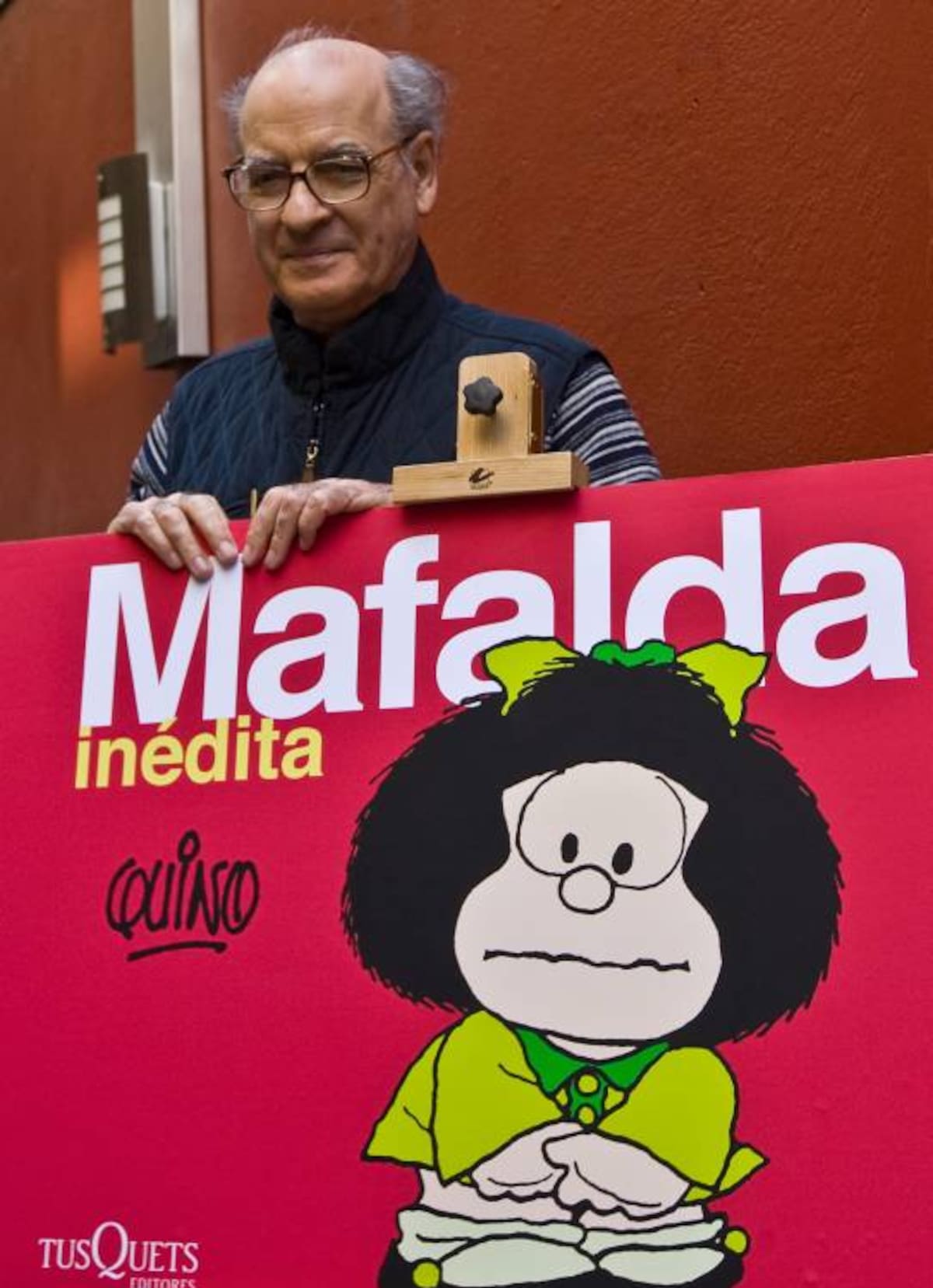 Famous Argentine caricaturist Joaquin Salvador Lavado (Quino), poses during a press conference in Mexico City, on November 26, 2008. Quino is in Mexico to launch an unpublished book of his famous cartoon "Mafalda". AFP PHOTO/Ronaldo SCHEMIDT
