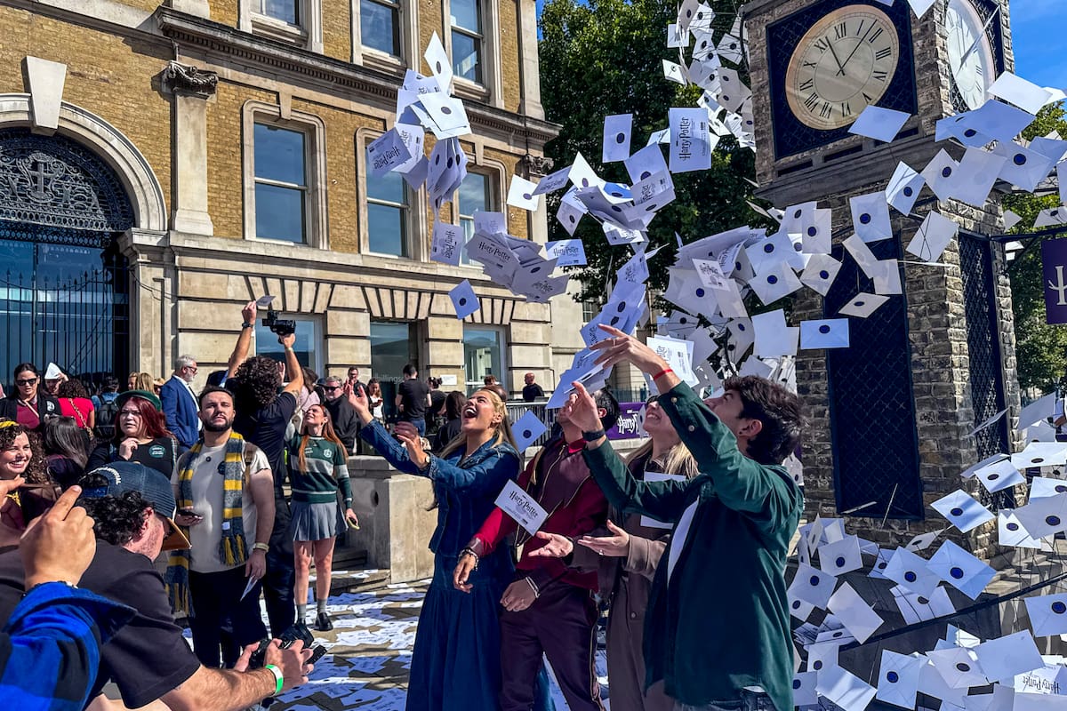 LONDRES, 01/09/2026.- Como cada 1 de septiembre, miles de seguidores de la saga fantástica de 'Harry Potter' se reúnen en Londres para celebrar el inicio de curso y la salida del tren desde la capital británica hacia la escuela ficticia de magia y hechicería de Hogwarts desde el mítico andén 9 y 3/4. EFE/Raúl Bobé