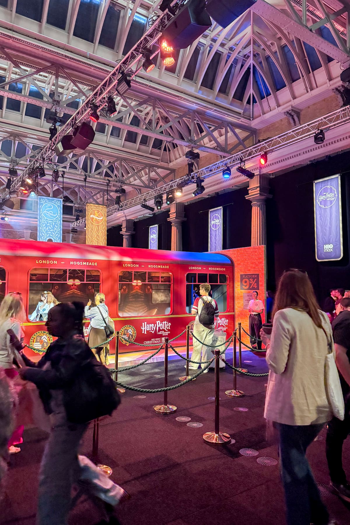 Como cada 1 de septiembre, miles de seguidores de la saga fantástica de 'Harry Potter' se reúnen en Londres para celebrar el inicio de curso y la salida del tren desde la capital británica hacia la escuela ficticia de magia y hechicería de Hogwarts desde el mítico andén 9 y 3/4. EFE/Raúl Bobé