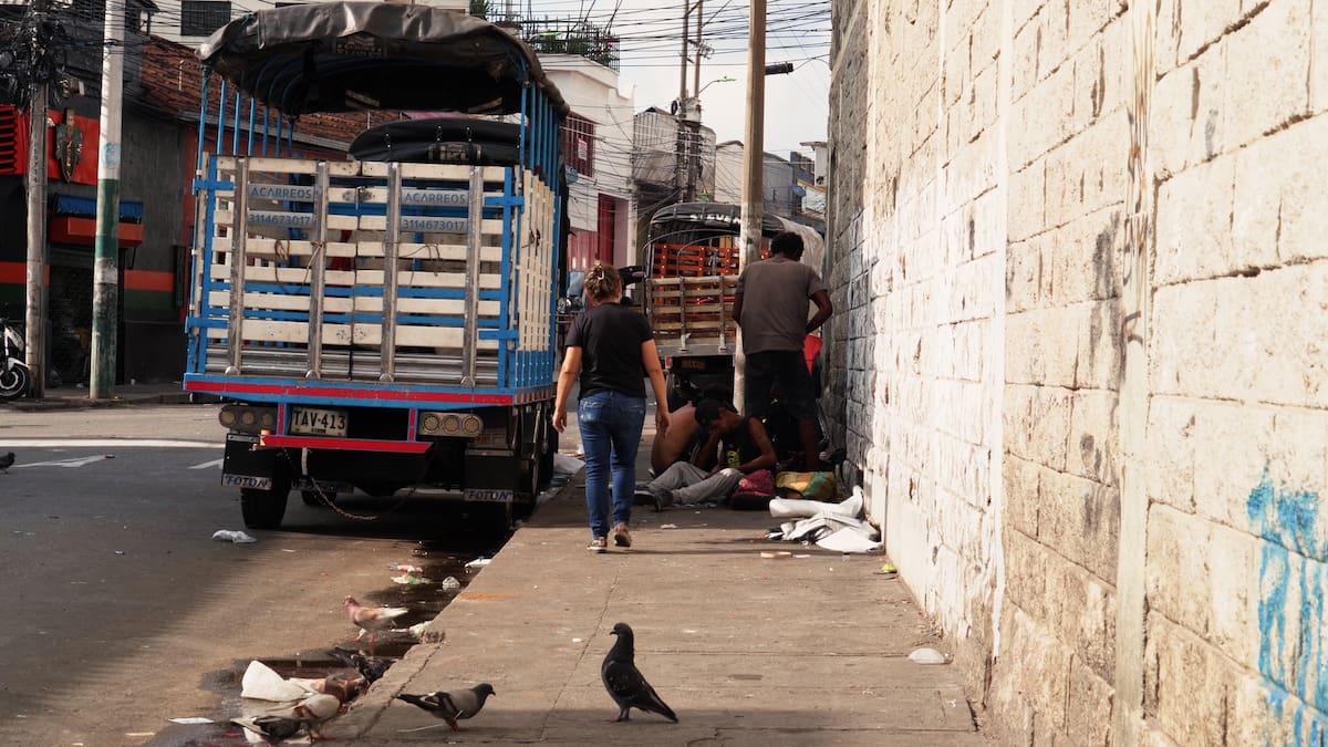 Fanny Orbegoso caminando para encontrase con 'sus hijos'. Foto: Juan Ortega/ VANGUARDIA