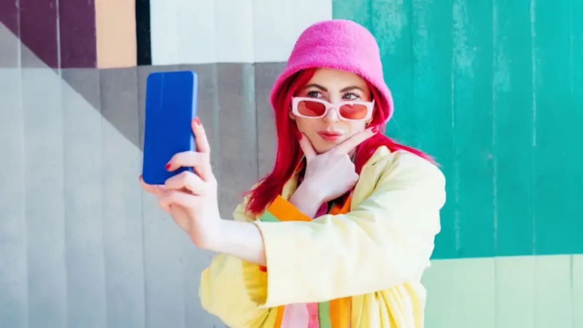 Las llamadas “batallas de aura” también han llegado a espacios públicos, donde los participantes son grabados para luego compartir los videos en redes sociales.