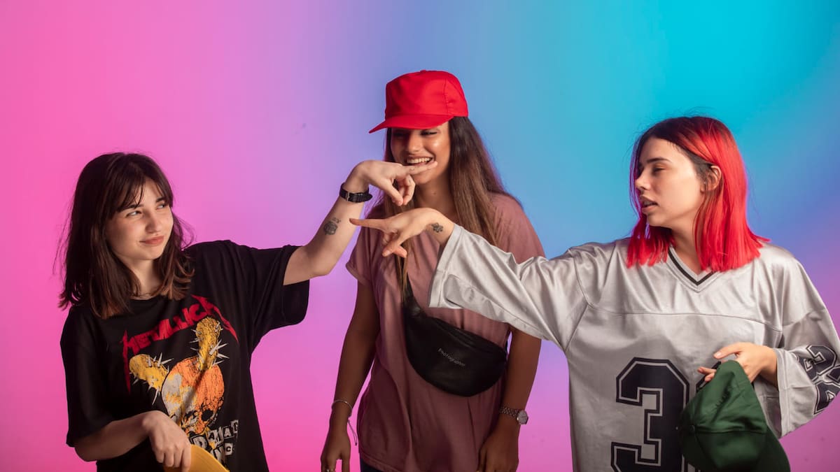 Advierten riesgos de privacidad, fraude y manipulación digital para adolescentes con la tendencia de "farmear aura".