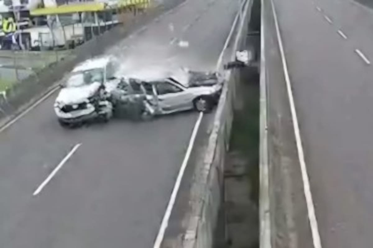 El hombre, de 64 años, bajó de su auto en un puente de Brasil tras notar una falla mecánica. Fue embestido por otro vehículo y cayó al vacío.