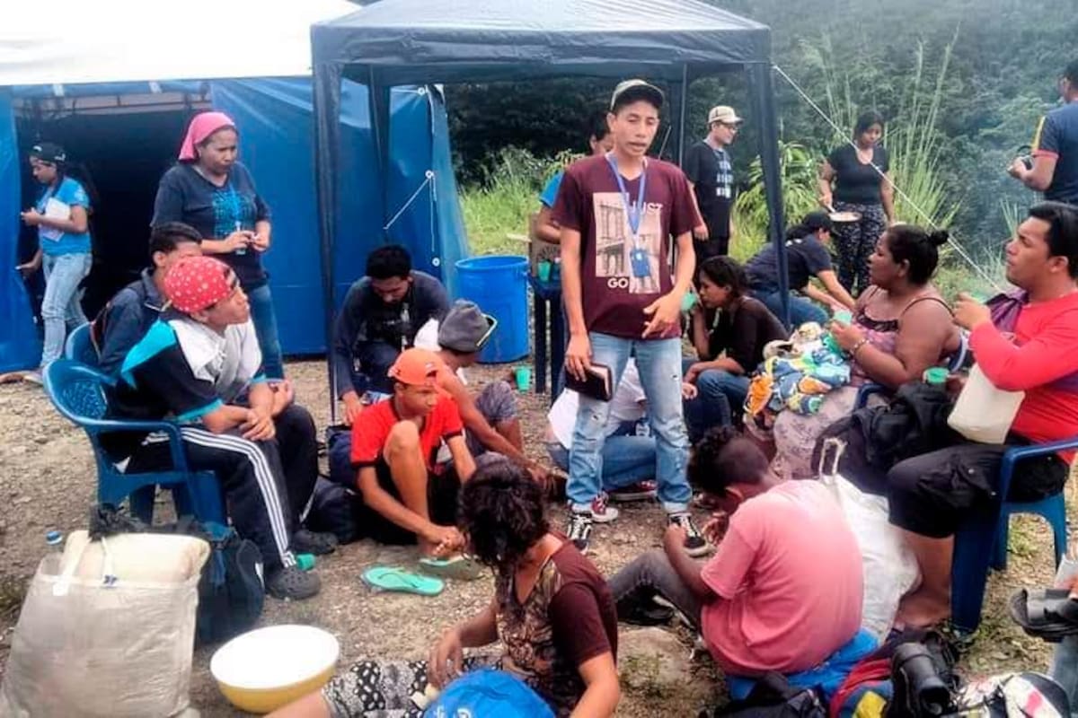 Katherine Canal cofundadora de ´Carpa Esperanza’, dice que, “inicialmente cuando comenzó la crisis, solamente caminaban los hombres, pero al ya estar ubicados, ahora vienen con sus familias. Muchos niños y hasta adultos mayores”./ Foto suministrada.