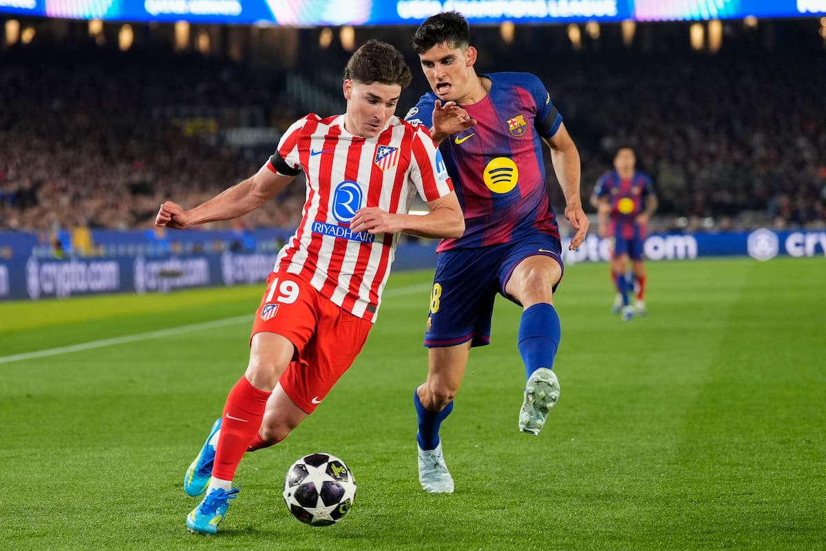 BARCELONA, 08/04/2026.- El delantero del Atlético de Madrid Julián Álvarez (i), en acción ante Gerard Martín, del FC Barcelona, durante el encuentro correspondiente a la ida de los cuartos de final de la Liga de Campeones que disputan este miércoles FC Barcelona y Atlético de Madrid en el estadio Camp Nou, en Barcelona. EFE/Siu Wu