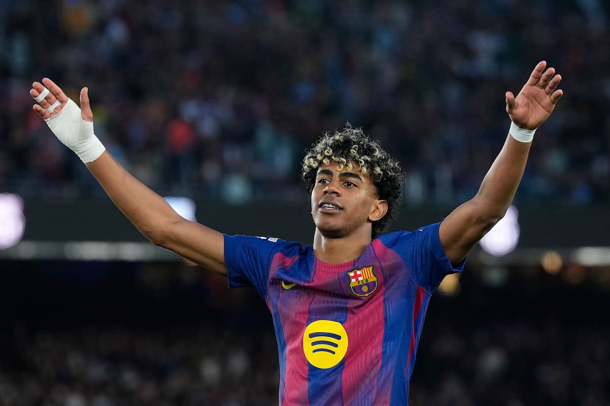 BARCELONA, 11/04/2026.- El jugador del Barcelona Lamine Yamal, celebra su gol contra el Espanyol, durante el partido de la jornada 31 de LaLiga EA Sports que FC Barcelona y RCD Espanyol disputan este sábado en el Camp Nou. EFE/ Enric Fontcuberta