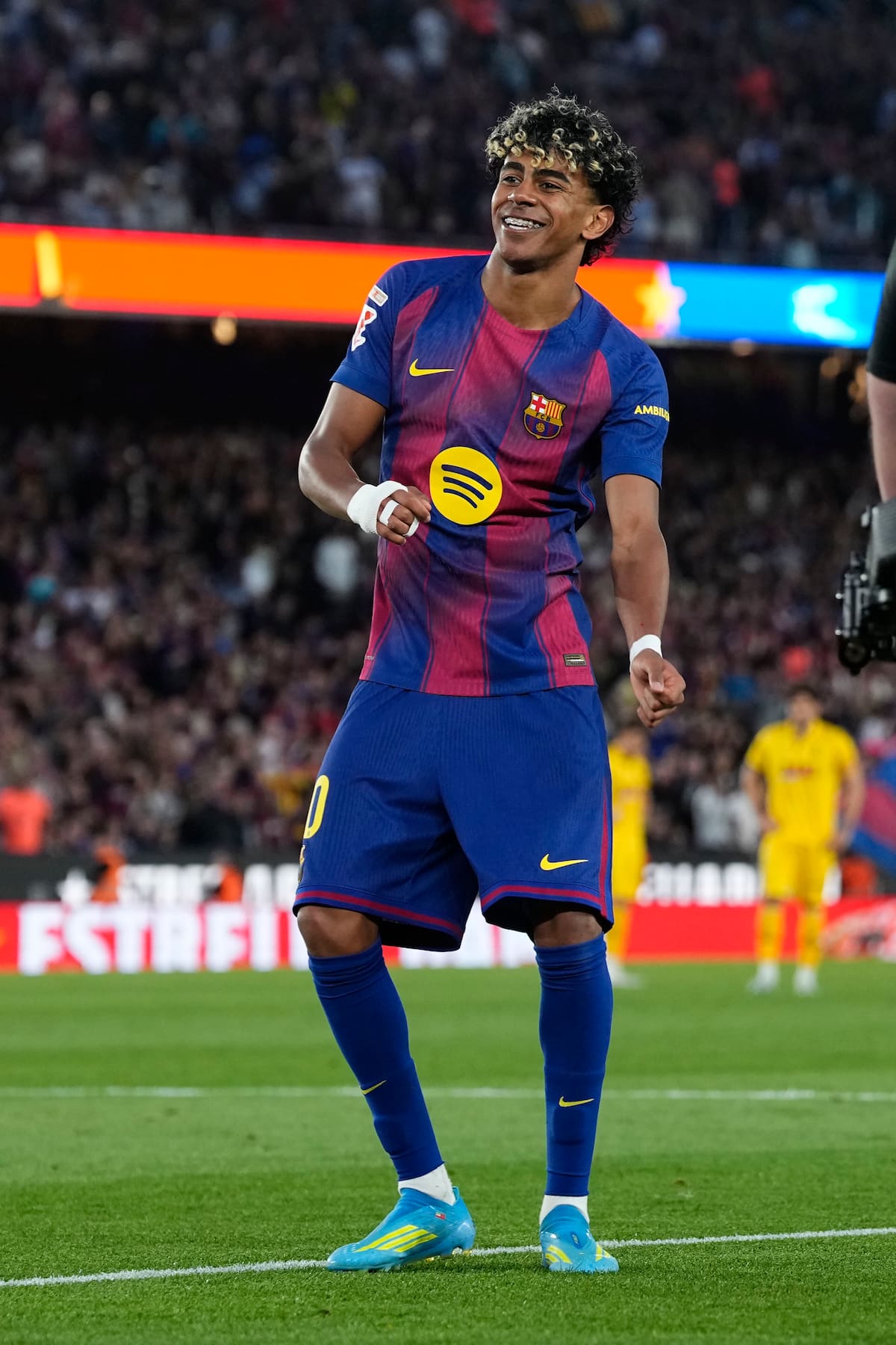 BARCELONA, 11/04/2026.- El jugador del Barcelona Lamine Yamal, celebra su gol contra el Espanyol, durante el partido de la jornada 31 de LaLiga EA Sports que FC Barcelona y RCD Espanyol disputan este sábado en el Camp Nou. EFE/ Enric Fontcuberta