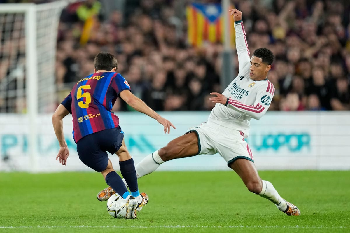 BARCELONA, 25/10/2026.- El defensa del FC Barcelona, Pau Cubarsí (i), intenta llevarse el balón ante el centrocampista inglés del Real Madrid, Jude Bellingham, durante el encuentro de Laliga EA Sports que disputan este domingo FC Barcelona y Real Madrid en el estadio del Camp Nou, en Barcelona. EFE / Enric Fontcuberta.