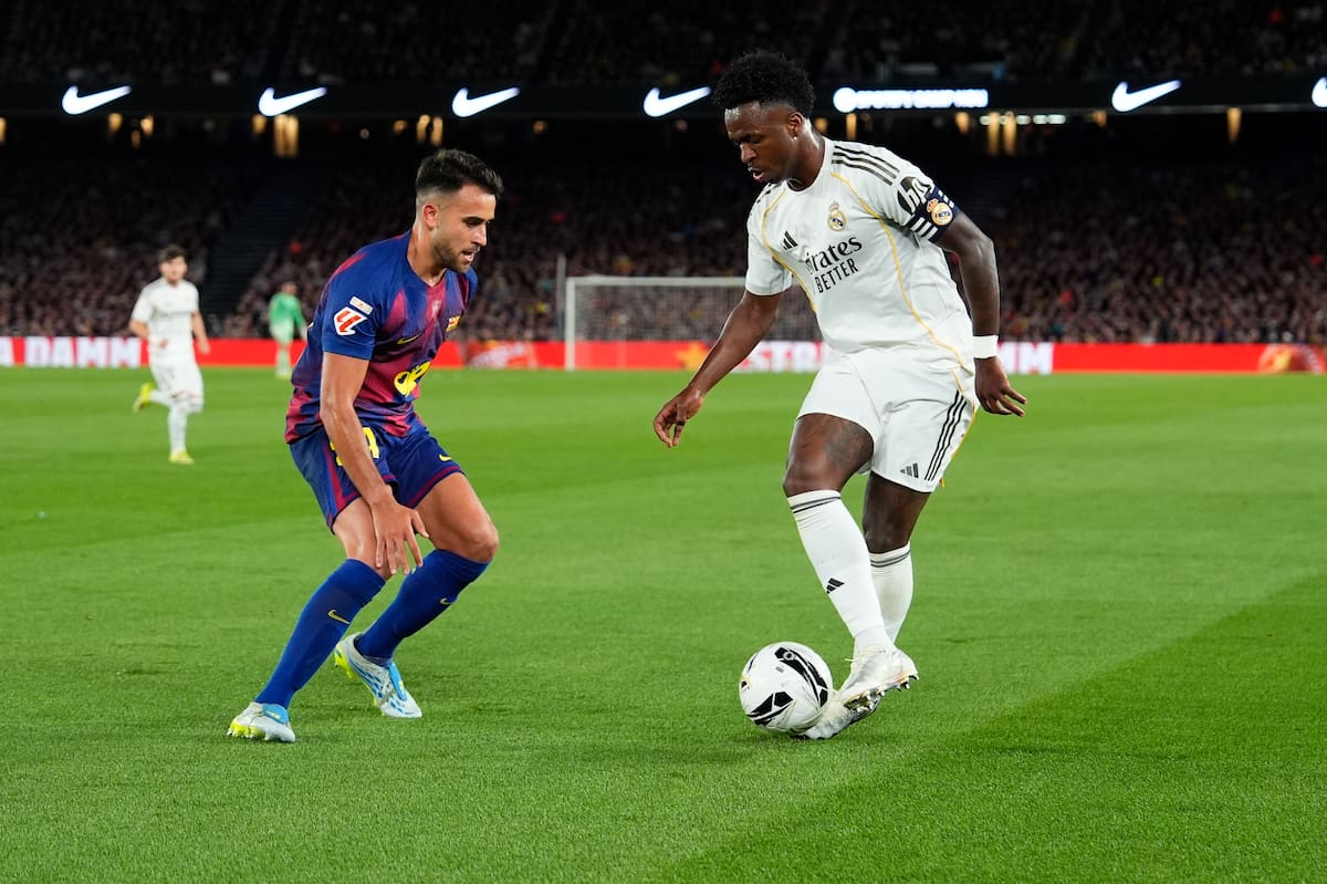 BARCELONA, 10/05/2026.- El delantero del Real Madrid Vinicius Jr. (d) lucha con Eric García, del FC Barcelona, durante el encuentro correspondiente a la jornada 35 de LaLiga que FC Barcelona y Real Madrid disputan este domingo en el Camp Nou, en Barcelona. EFE/Siu Wu