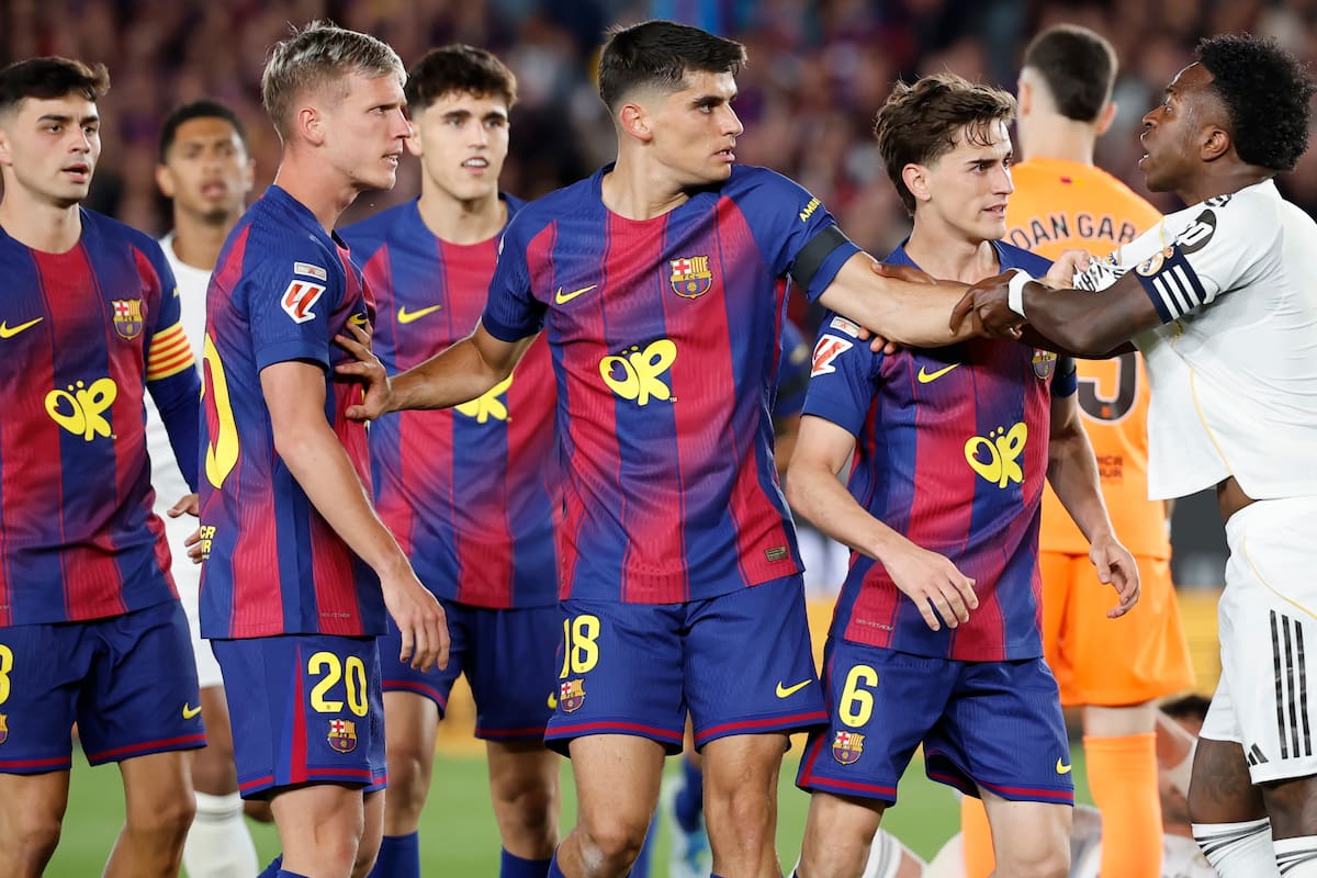 BARCELONA, 10/05/2026.- Jugadores de ambos equipos se enzarzan en una discusión durante el encuentro correspondiente a la jornada 35 de LaLiga que FC Barcelona y Real Madrid disputan este domingo en el Camp Nou, en Barcelona. EFE/Andreu Dalmau
