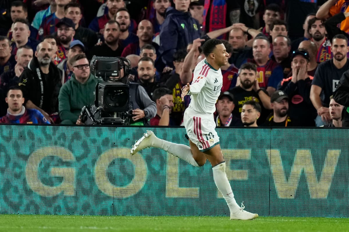 BARCELONA, 25/10/2026.- El delantero francés del Real Madrid Kylian Mbappé celebra el segundo gol de su equipo durante el encuentro de LaLiga EA Sports que disputan este domingo FC Barcelona y Real Madrid en el estadio del Camp Nou, en Barcelona. EFE / Enric Fontcuberta