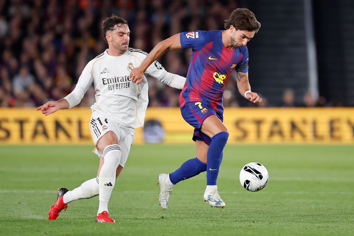 BARCELONA, 10/05/2026.- El delantero del FC Barcelona Ferrán Torres (d) se escapa de Raúl Asencio, del Real Madrid, durante el encuentro correspondiente a la jornada 35 de LaLiga que FC Barcelona y Real Madrid disputan este domingo en el Camp Nou, en Barcelona. EFE/Andreu Dalmau