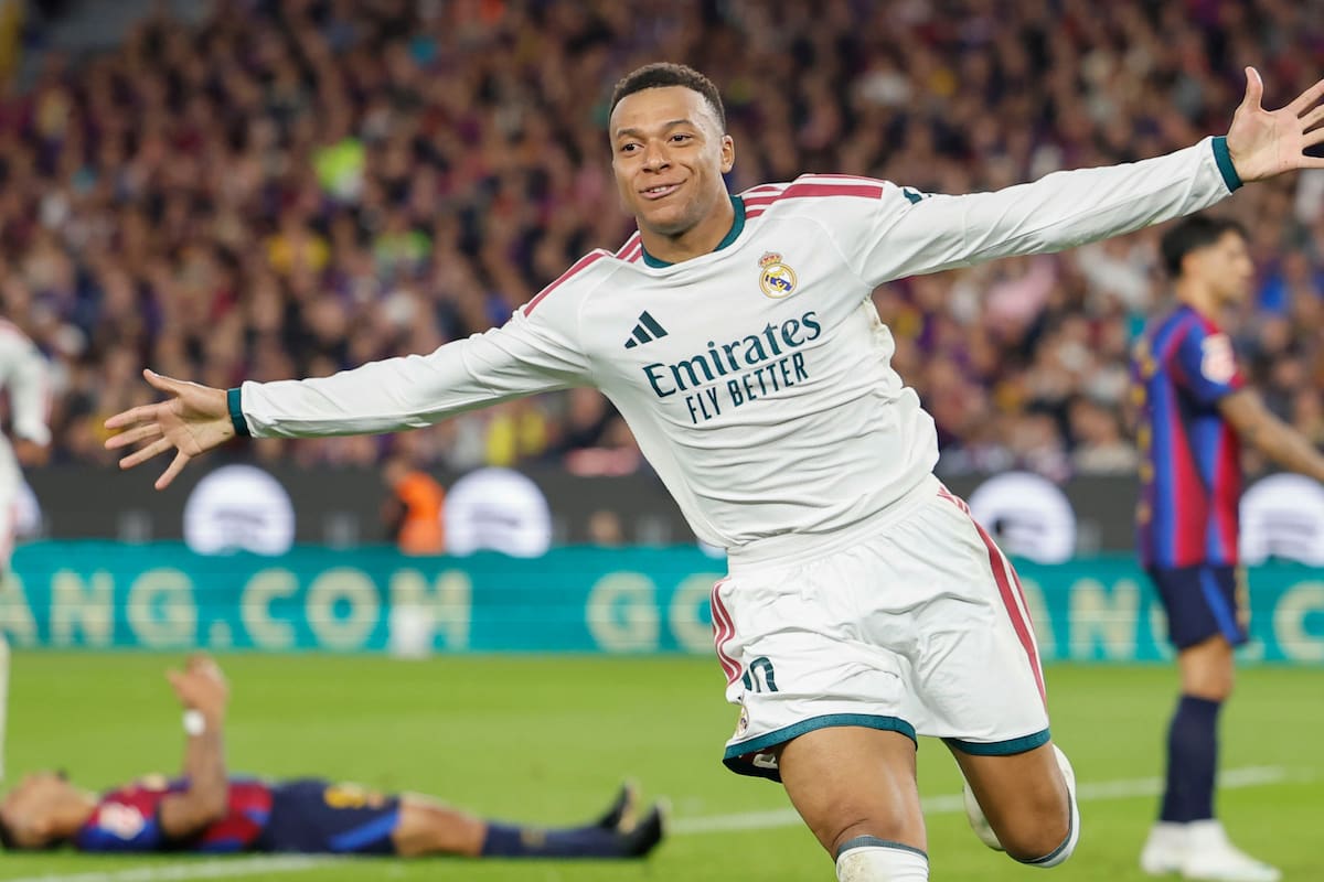BARCELONA, 25/10/2026.- El delantero francés del Real Madrid Kylian Mbappé celebra el segundo gol de su equipo durante el encuentro de LaLiga EA Sports que disputan este domingo FC Barcelona y Real Madrid en el estadio del Camp Nou, en Barcelona. EFE / Alberto Estévez