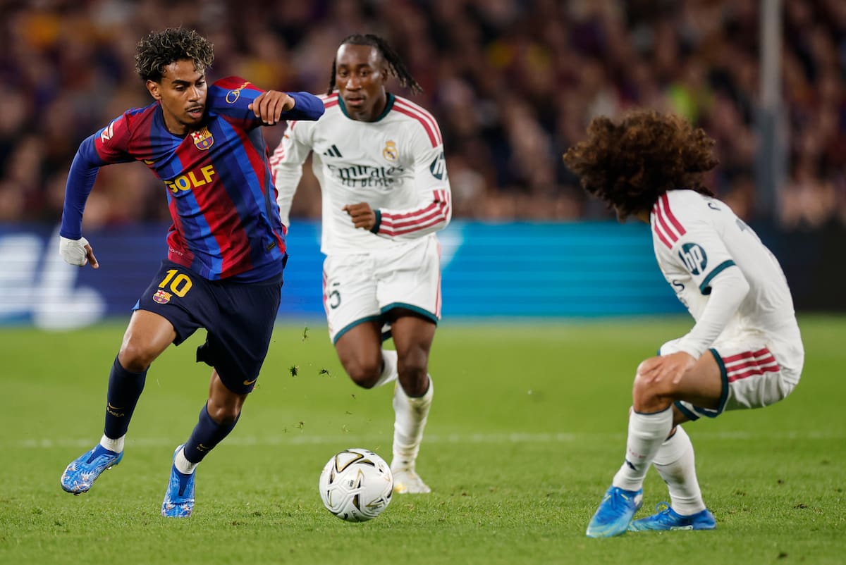BARCELONA, 25/10/2026.- El delantero del FC Barcelona, Lamine Yamal (i), conduce el balón ante el defensa del Real Madrid, Marc Cucurella, durante el encuentro de Laliga EA Sports que disputan este domingo FC Barcelona y Real Madrid en el estadio del Camp Nou, en Barcelona. EFE / Alberto Estevez.