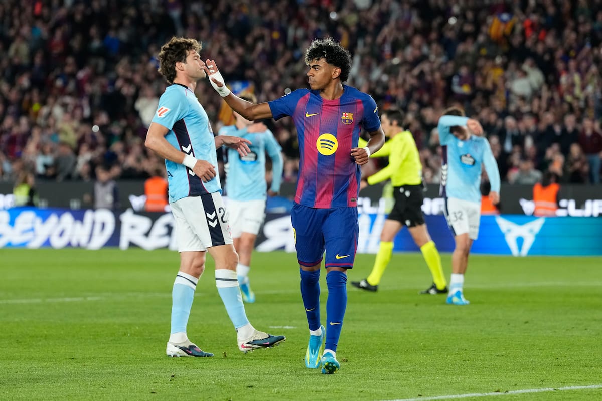 BARCELONA, 22/04/2026.- El delantero del FC Barcelona Lamine Yamal pide el cambio tras lesionarse durante el partido de la jornada 33 de LaLiga que FC Barcelona y Celta de Vigo disputan hoy miércoles en el Camp Nou. EFE/Enric Fontcuberta