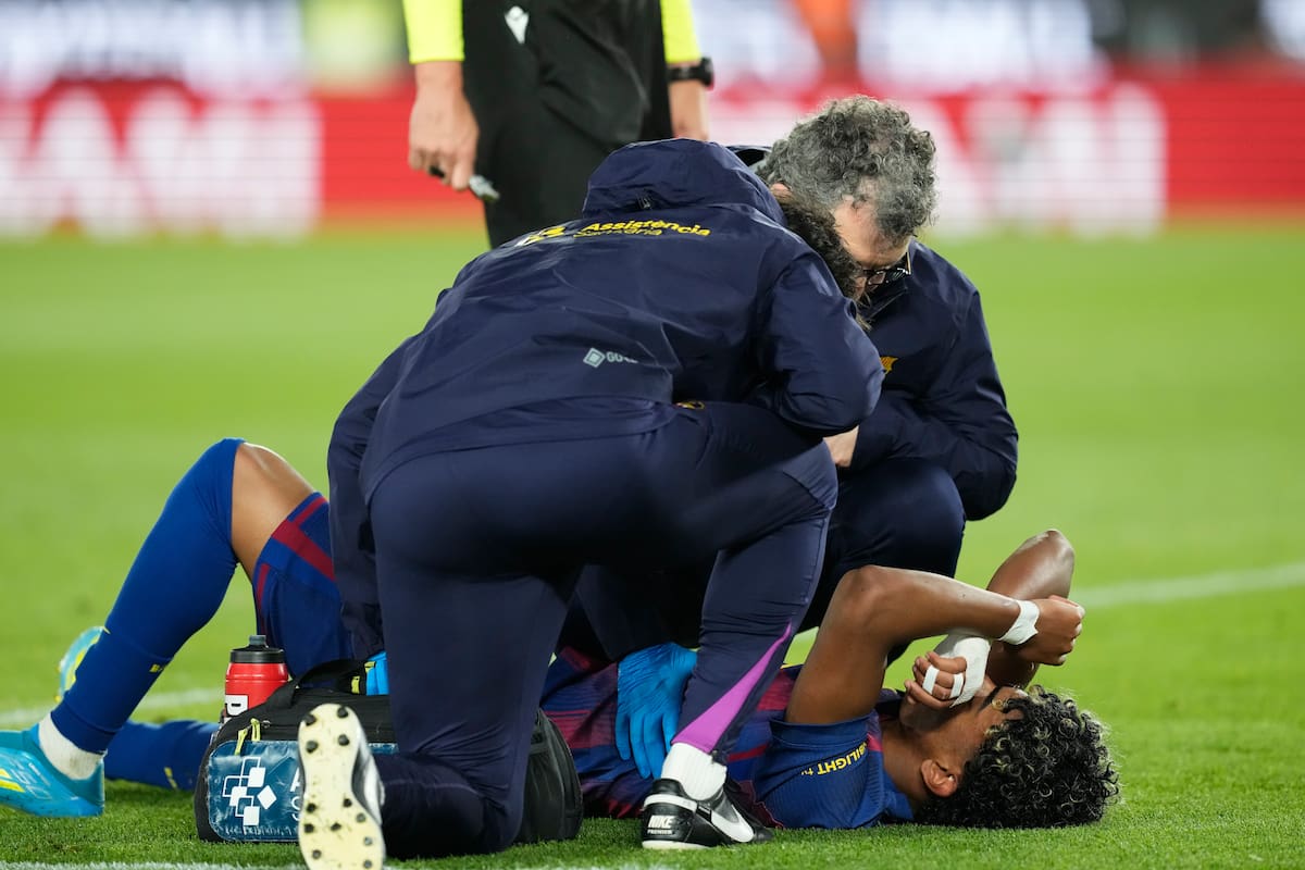 BARCELONA, 22/04/2026.- El delantero del FC Barcelona Lamine Yamal se lesiona durante el partido de la jornada 33 de LaLiga que FC Barcelona y Celta de Vigo disputan hoy miércoles en el Camp Nou. EFE/Enric Fontcuberta