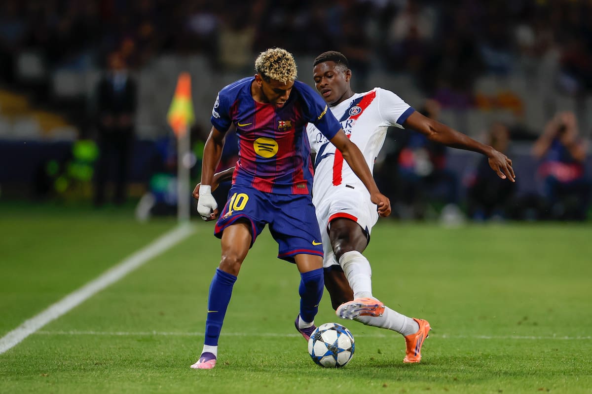 BARCELONA , 01/10/2025.- El delantero del FC Barcelona, Lamine Yamal (i), disputa el balón ante el defensa portugués del París Saint-Germain, Nuno Mendes, durante el partido de la primera fase de la Liga de Campeones que FC Barcelona y PSG disputan este miércoles en el estadio olímpico Lluis Companys. EFE/Alberto Estevez.