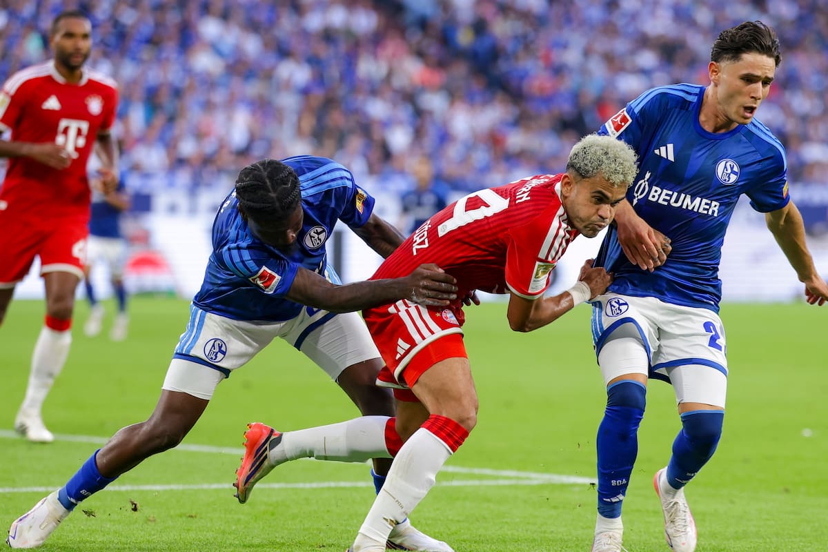 Luis Díaz fue controlado por la defensa del Schalke 04 en la fecha 2 de la Bundesliga. //Foto, EFE: CHRISTOPHER NEUNDORF