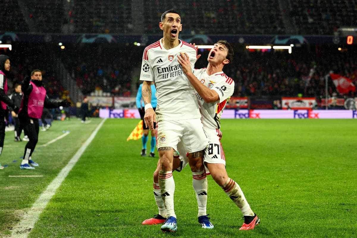 Ángel Di María marcó un gol olímpico en el juego entre el Benfica y el Salzburgo. Foto: EFE / VANGUARDIA
