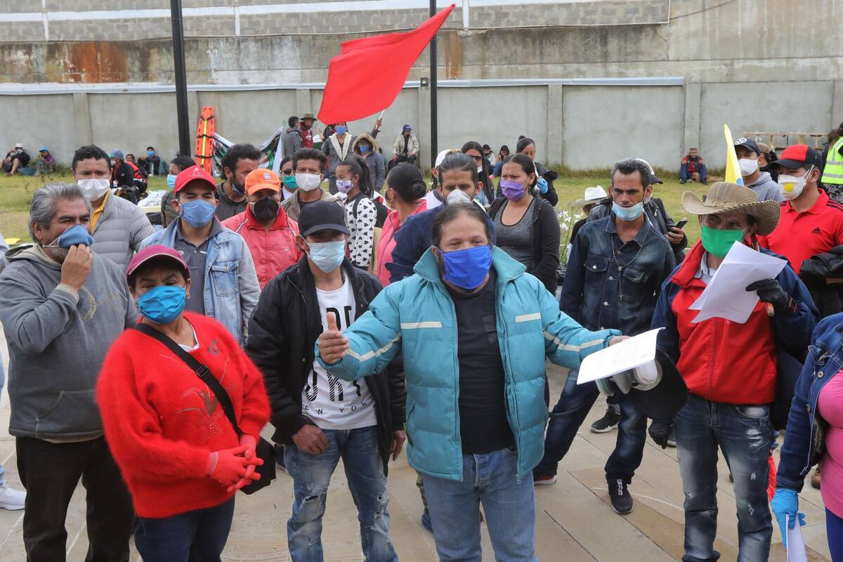 Un grupo de personas participa este martes en protestas para pedir ayudas alimentarias por parte del Gobierno Nacional en las calles de Ciudad Bolívar, uno de los sectores más pobres de Bogotá. Decenas de personas se "tomaron" la alcaldía local para exigirle al gobierno que entregue con rapidez las comidas que prometió para los más desfavorecidos durante la cuarentena por COVID-19. EFE/ Carlos Ortega Carlos Ortega / EFE