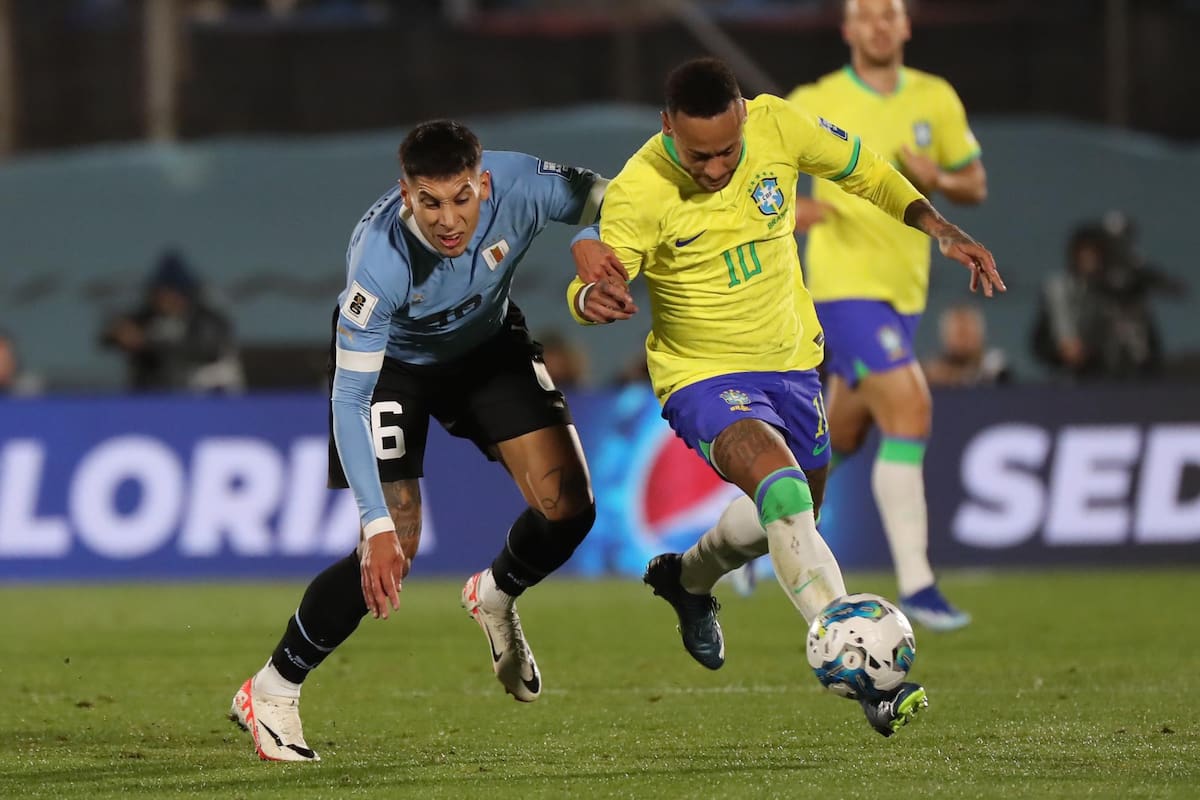 Neymar (derecha) se lesionó en un partido entre Brasil y Uruguay, en las Eliminatorias Sudamericanas. Foto: Archivo / VANGUARDIA