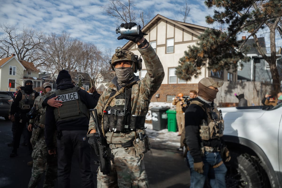 Minneapolis (United States), 12/01/2026.- A US Border Patrol agent holds up a tear gas canister towards residents during a confrontation in Minneapolis, Minnesota, USA, 12 January 2026. As part of a federal immigration crackdown involving over 2,000 agents from Border Patrol, Immigration and Customs Enforcement (ICE), and Homeland Security Investigations (HSI), an ICE officer fatally shot US citizen Renee Nicole Good in her vehicle during an operation in South Minneapolis on 07 January 2026. EFE/EPA/OLGA FEDOROVA
Un agente de la Patrulla Fronteriza de EEUU apunta con un gas lacrimógeno a manifestantes durante una protesta este lunes, en Minneapolis (Estados Unidos). Como parte de una operación federal contra la inmigración ilegal en la que participaron más de 2000 agentes de la Patrulla Fronteriza, el Servicio de Inmigración y Control de Aduanas (ICE) y la Oficina de Investigaciones de Seguridad Nacional (HSI), un agente del ICE disparó mortalmente a la ciudadana estadounidense Renee Nicole Good en su vehículo durante una operación en el sur de Minneapolis el 7 de enero de 2026. EFE/EPA/ Olga Fedorova