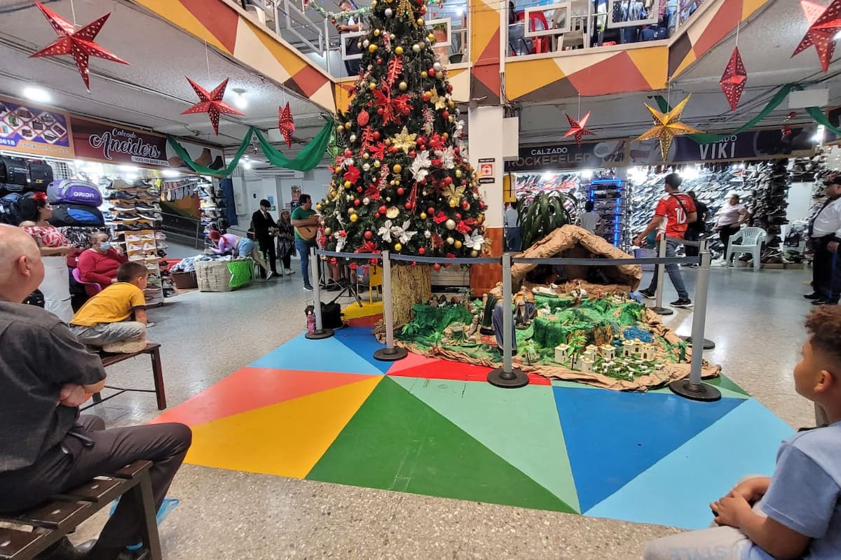 El DADEP realizó el encendido navideño en el centro comercial Feghali con apoyo del Ejército y diferentes agrupaciones locales, como parte de su estrategia de reactivación comercial Foto Franz Rey - Vanguardia