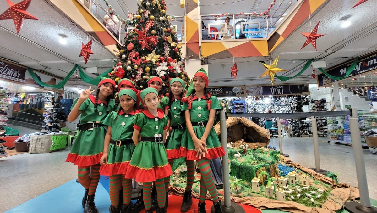 El coro infantil llenó de villancicos la jornada y acompañó la inauguración | Foto Franz Rey - Vanguardia