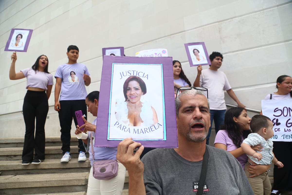 "Justicia para Mariela". Con esa consigna, familiares y amigas de Mariela Ortiz León se manifestaron frente a la Fiscalía para exigir justicia por su feminicidio.