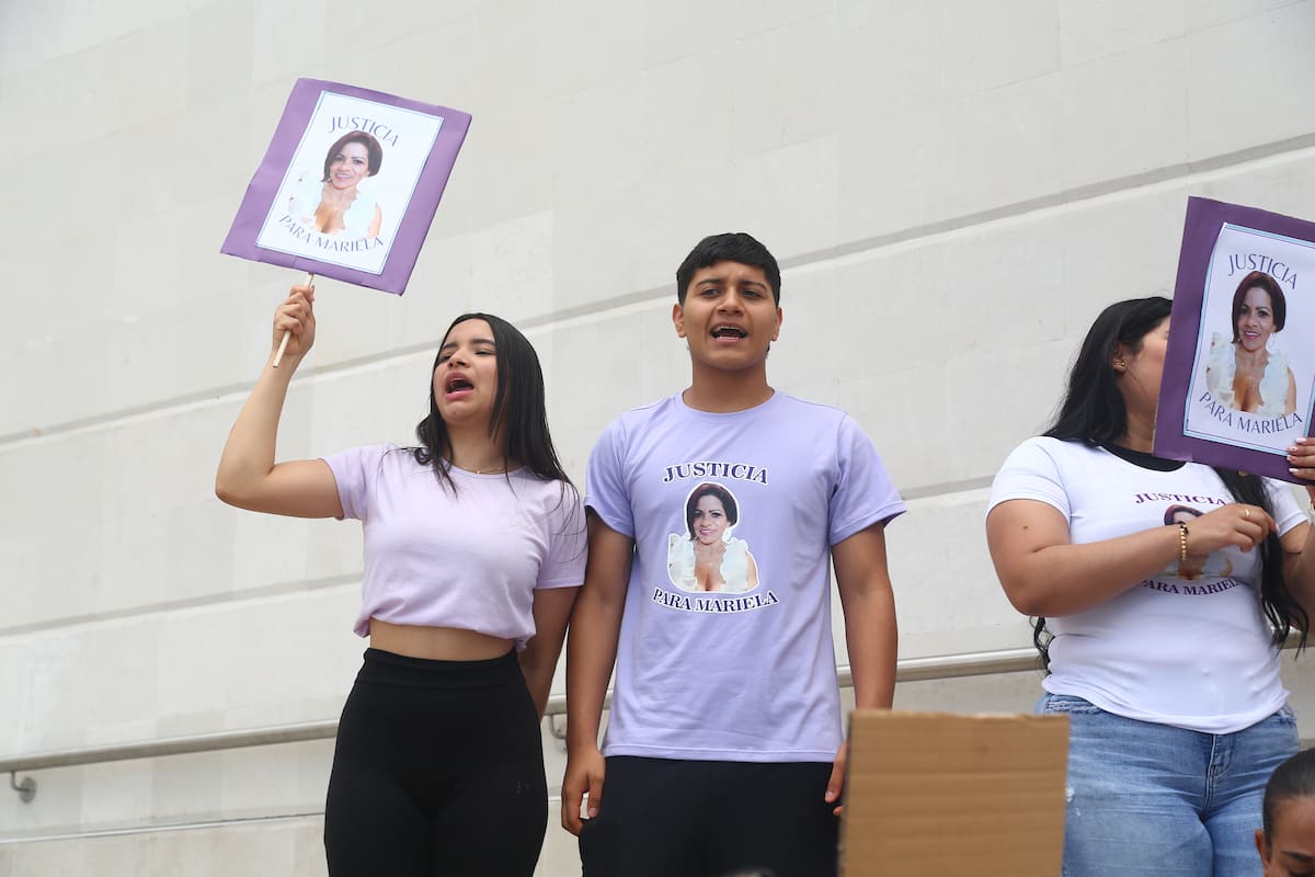 Con pancartas y fotografías de Mariela Ortiz, su familia protestó en Bucaramanga tras tres años sin fallo judicial. La audiencia de decisión fue aplazada hasta el 2 de mayo.