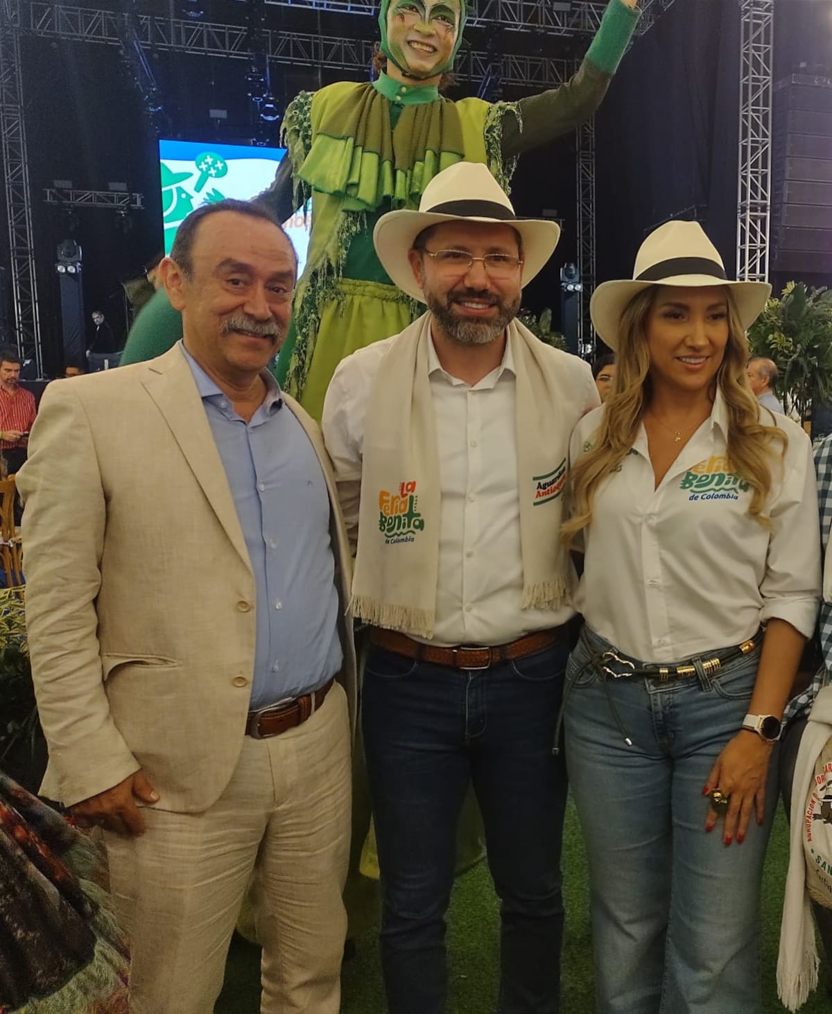 Édgar Orlando Pinzón Rojas, alcalde de San Gil; Jaime Andrés Beltrán Martínez, mandatario de los bumangueses; y Paula Ramírez, gestora social. Euclides Kilo Ardila / VANGUARDIA