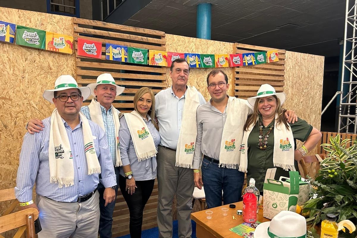 Jairo Herrera, empresario; Aresio Lineros Rodríguez, miembro de junta de la Cámara de Comercio de Bucaramanga (CCB); Raquel Suárez, miembro de junta de la CCB: Sergio Acevedo, gerente de Cenfer; Juan Carlos Rincón, presidente ejecutivo de la CCB; y Ana Isabel López, miembro de junta de la Cámara de Comercio. Suministrada / VANGUARDIA