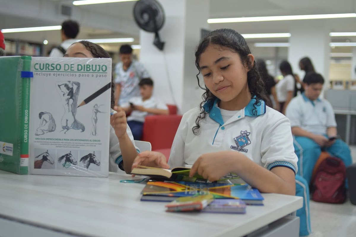 La Feria del Libro "Déjame Leer en Paz" se desarrolla en la UIS, la Megaludoteca y el Centro Comercial San Silvestre, con una programación que incluye conversatorios, teatro, talleres y actividades para promover la lectura entre niños, jóvenes y adultos.
Archivo/Suministrada/Vanguardia