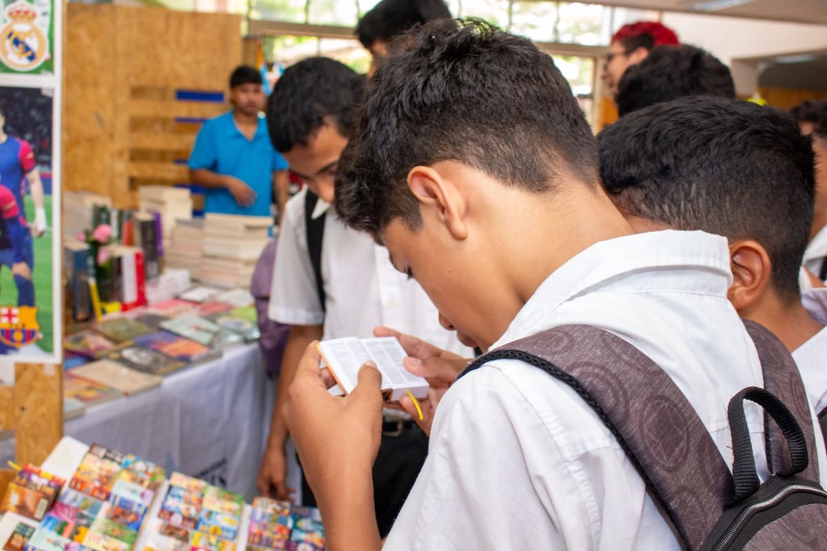 La Feria del Libro "Déjame Leer en Paz" se desarrolla en la UIS, la Megaludoteca y el Centro Comercial San Silvestre, con una programación que incluye conversatorios, teatro, talleres y actividades para promover la lectura entre niños, jóvenes y adultos.
Archivo/Suministrada/Vanguardia