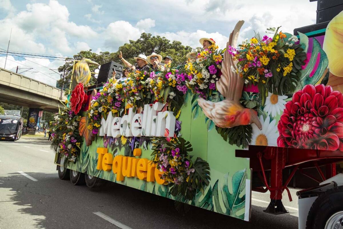 Desfile Avenida Primavera dará inicio a la Feria de las Flores 2026 con 26 carrozas y artistas invitados.