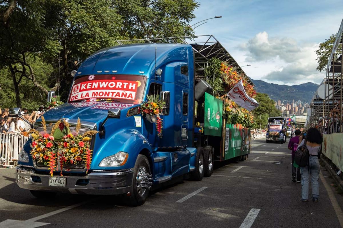 La Feria de las Flores comienza con un desfile lleno de música, carrozas y artistas en Medellín.