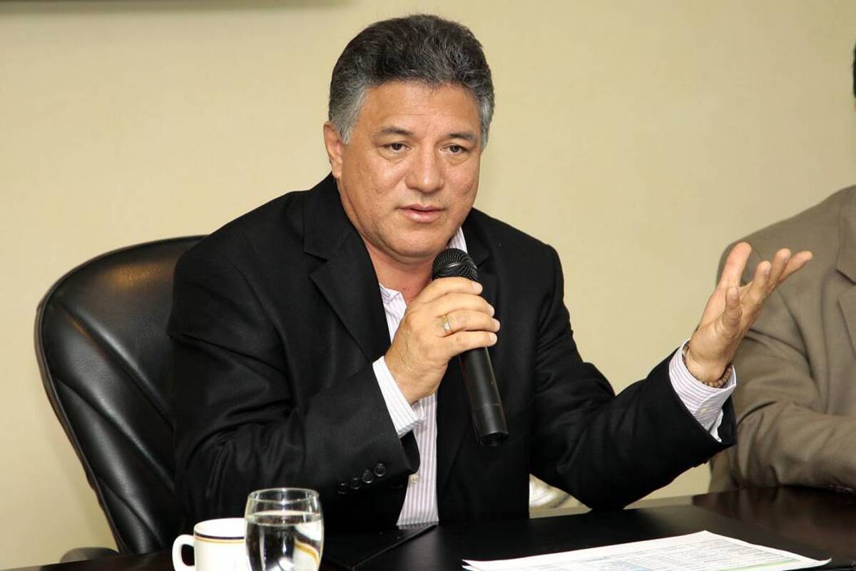 El exalcade Fernando Vargas aseguró que solo apoyaría al candidato designado por el Partido Liberal para la Alcaldía. Con esto desmintió que le haya dado un guiño a su hermano Jaime. (Foto: Archivo / VANGUARDIA LIBERAL)